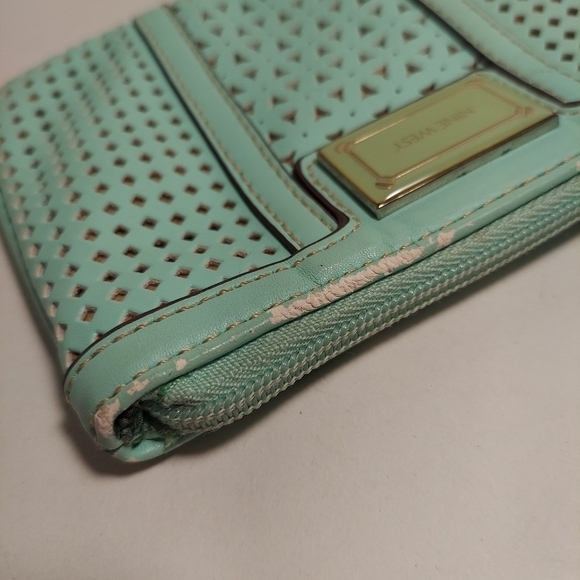 NINE WEST Turquoise Perforated Faux Patent Logo Zip Wallet Wristlet Pre-Owned - Picture 5 of 11